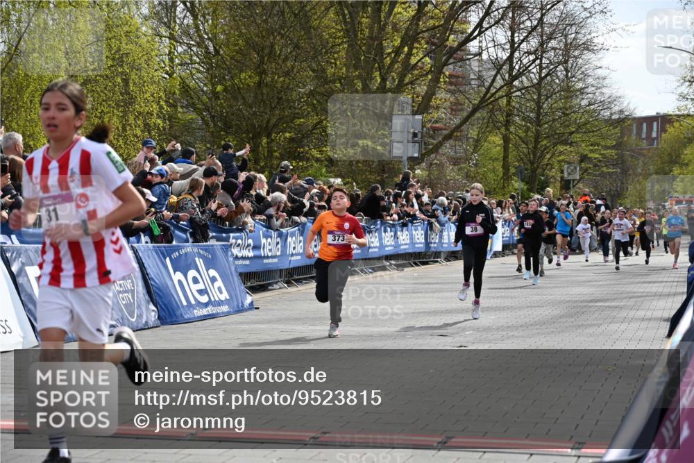 12.04.2026 - 45. Internationalen Wilhelmsburger Insellauf J. Mangold http://msf.ph/oto/9523815 12.04.2026 14:49:07 Ziel 386, 421, 903, 31, 373, 38, 1804, 1836, 5015 meine-sportfotos.de