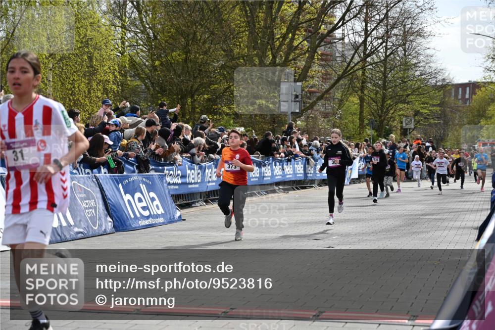 12.04.2026 - 45. Internationalen Wilhelmsburger Insellauf J. Mangold http://msf.ph/oto/9523816 12.04.2026 14:49:07 Ziel 386, 421, 903, 31, 373, 38, 1804, 1836, 5015 meine-sportfotos.de