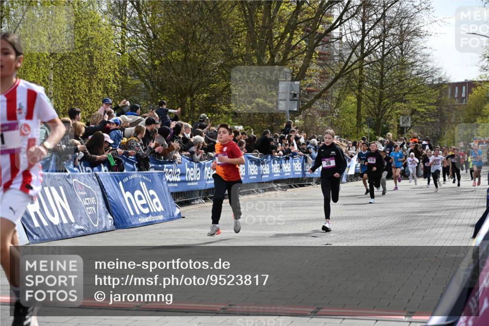 12.04.2026 - 45. Internationalen Wilhelmsburger Insellauf J. Mangold http://msf.ph/oto/9523817 12.04.2026 14:49:07 Ziel 386, 421, 903, 31, 373, 38, 1804, 1836, 5015 meine-sportfotos.de