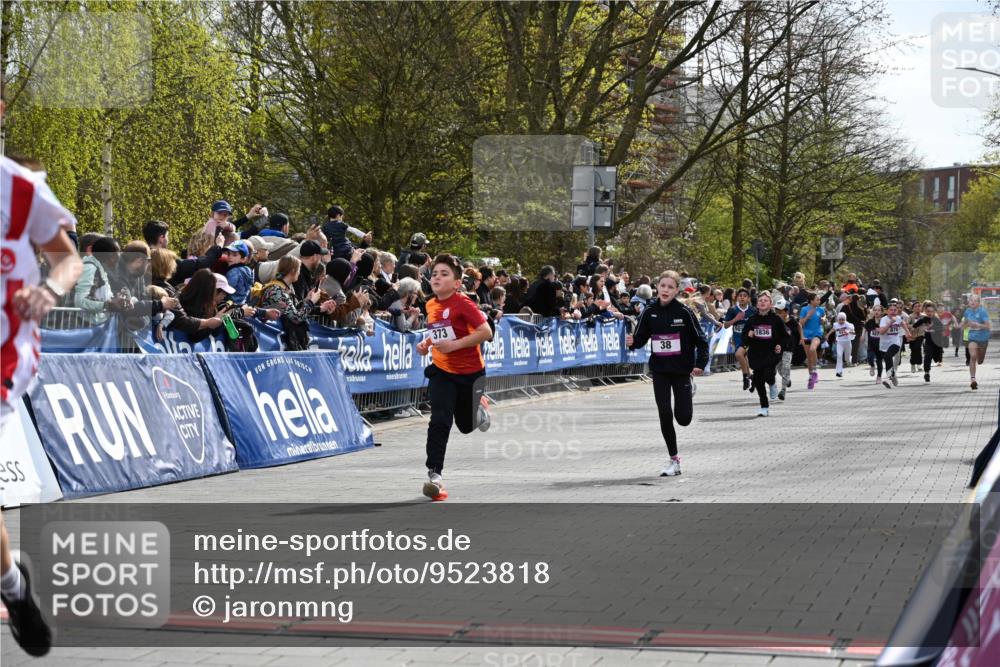 12.04.2026 - 45. Internationalen Wilhelmsburger Insellauf J. Mangold http://msf.ph/oto/9523818 12.04.2026 14:49:07 Ziel 386, 421, 903, 31, 373, 38, 1804, 1836, 5015 meine-sportfotos.de