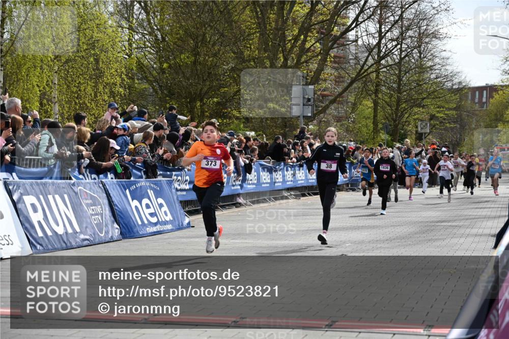 12.04.2026 - 45. Internationalen Wilhelmsburger Insellauf J. Mangold http://msf.ph/oto/9523821 12.04.2026 14:49:08 Ziel 386, 421, 903, 31, 373, 38, 1804, 1836, 5015, 876, 1816, 1815, 428 meine-sportfotos.de