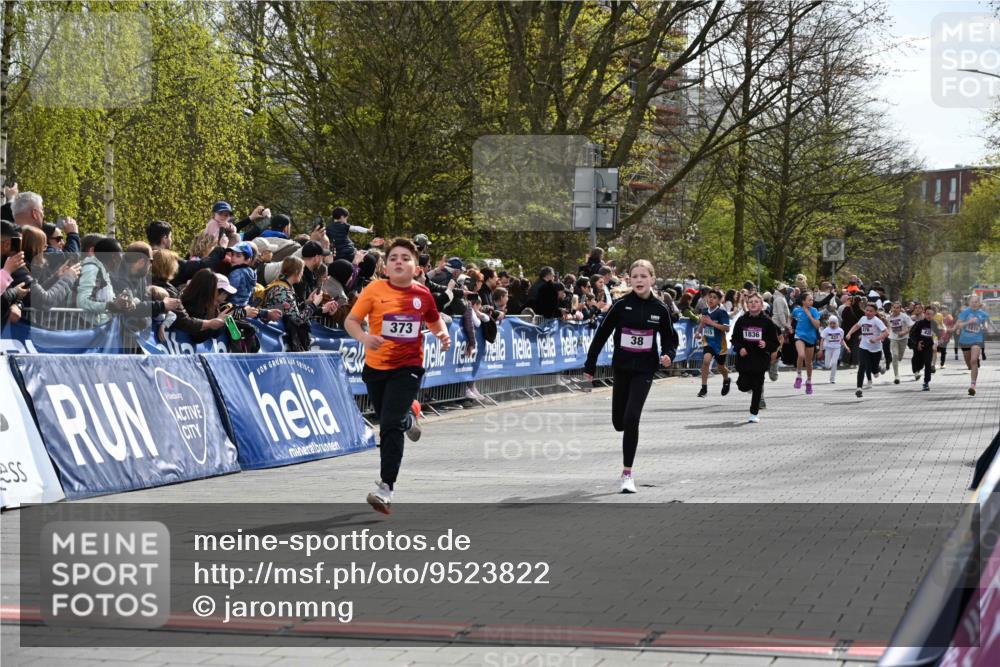 12.04.2026 - 45. Internationalen Wilhelmsburger Insellauf J. Mangold http://msf.ph/oto/9523822 12.04.2026 14:49:08 Ziel 386, 421, 903, 31, 373, 38, 1804, 1836, 5015, 876, 1816, 1815, 428 meine-sportfotos.de