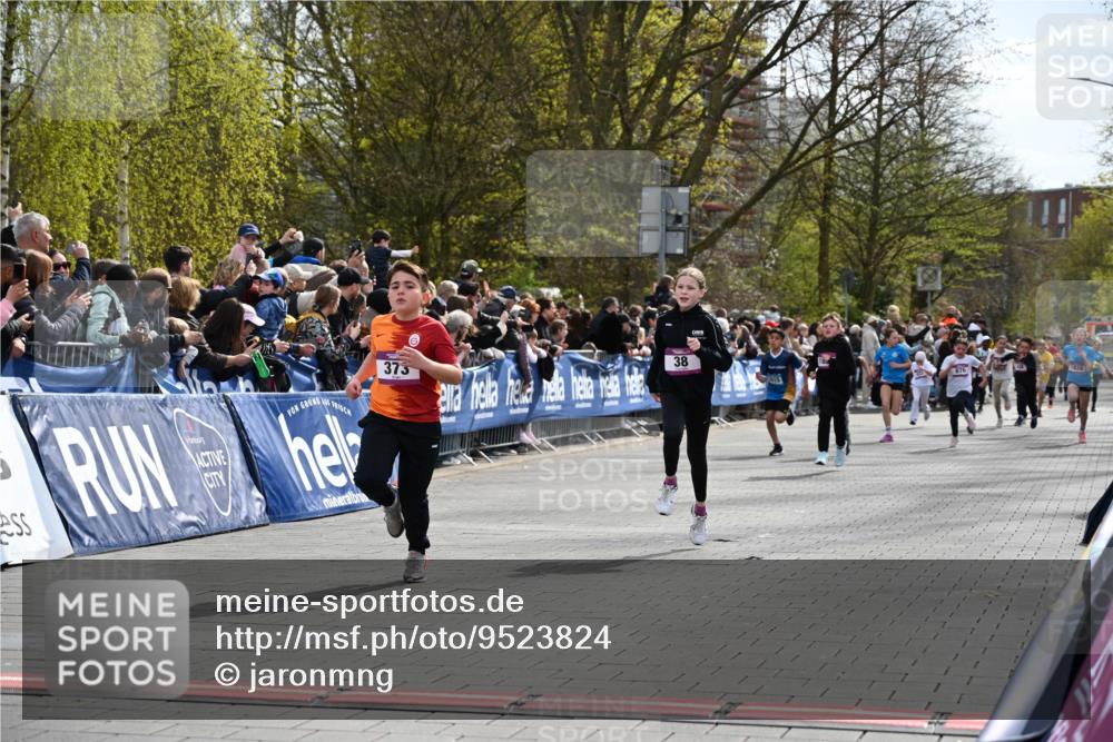 12.04.2026 - 45. Internationalen Wilhelmsburger Insellauf J. Mangold http://msf.ph/oto/9523824 12.04.2026 14:49:08 Ziel 386, 421, 903, 31, 373, 38, 1804, 1836, 5015, 876, 1816, 1815, 428 meine-sportfotos.de