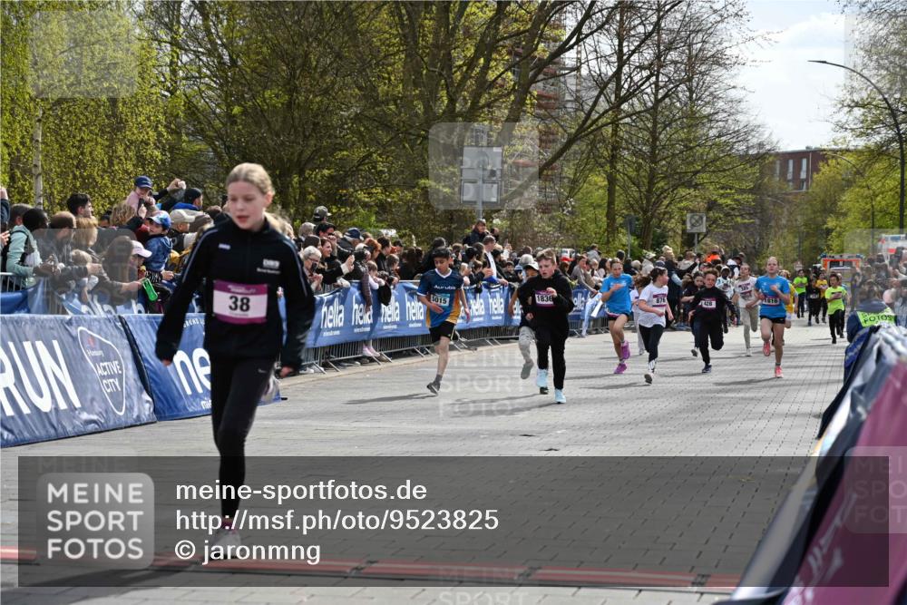 12.04.2026 - 45. Internationalen Wilhelmsburger Insellauf J. Mangold http://msf.ph/oto/9523825 12.04.2026 14:49:09 Ziel 386, 421, 903, 31, 373, 38, 1804, 1836, 5015, 876, 1816, 1815, 428 meine-sportfotos.de
