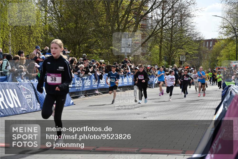 12.04.2026 - 45. Internationalen Wilhelmsburger Insellauf J. Mangold http://msf.ph/oto/9523826 12.04.2026 14:49:09 Ziel 386, 421, 903, 31, 373, 38, 1804, 1836, 5015, 876, 1816, 1815, 428 meine-sportfotos.de
