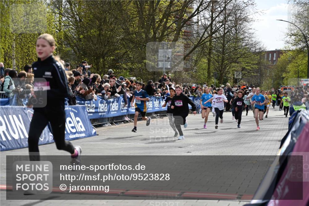 12.04.2026 - 45. Internationalen Wilhelmsburger Insellauf J. Mangold http://msf.ph/oto/9523828 12.04.2026 14:49:09 Ziel 386, 421, 903, 31, 373, 38, 1804, 1836, 5015, 876, 1816, 1815, 428 meine-sportfotos.de