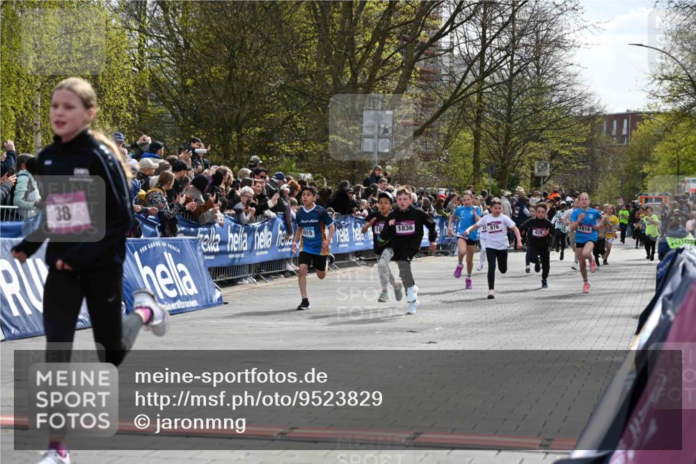 12.04.2026 - 45. Internationalen Wilhelmsburger Insellauf J. Mangold http://msf.ph/oto/9523829 12.04.2026 14:49:10 Ziel 903, 31, 373, 38, 1804, 1836, 5015, 876, 1816, 1815, 428 meine-sportfotos.de