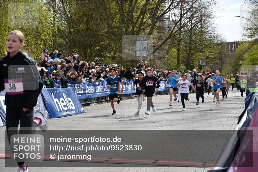 12.04.2026 - 45. Internationalen Wilhelmsburger Insellauf J. Mangold http://msf.ph/oto/9523830 12.04.2026 14:49:10 Ziel 903, 31, 373, 38, 1804, 1836, 5015, 876, 1816, 1815, 428 meine-sportfotos.de