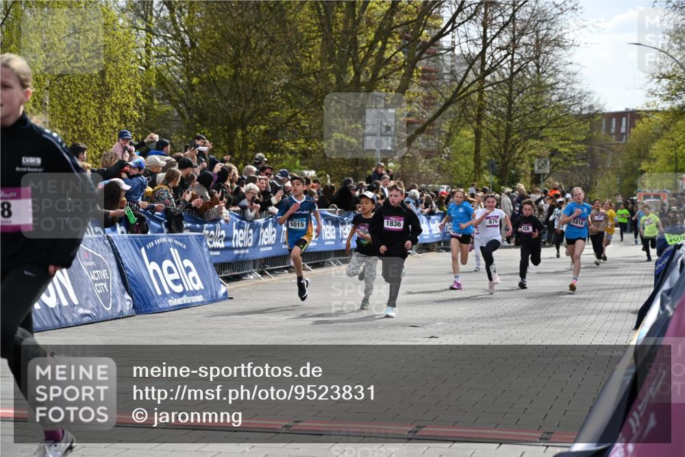 12.04.2026 - 45. Internationalen Wilhelmsburger Insellauf J. Mangold http://msf.ph/oto/9523831 12.04.2026 14:49:10 Ziel 903, 31, 373, 38, 1804, 1836, 5015, 876, 1816, 1815, 428 meine-sportfotos.de