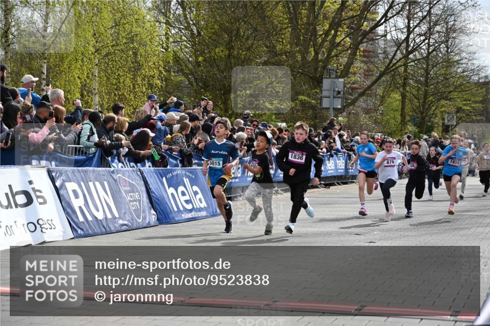 12.04.2026 - 45. Internationalen Wilhelmsburger Insellauf J. Mangold http://msf.ph/oto/9523838 12.04.2026 14:49:10 Ziel 903, 31, 373, 38, 1804, 1836, 5015, 876, 1816, 1815, 428 meine-sportfotos.de