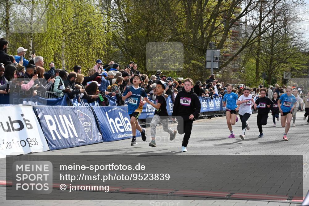 12.04.2026 - 45. Internationalen Wilhelmsburger Insellauf J. Mangold http://msf.ph/oto/9523839 12.04.2026 14:49:10 Ziel 903, 31, 373, 38, 1804, 1836, 5015, 876, 1816, 1815, 428 meine-sportfotos.de