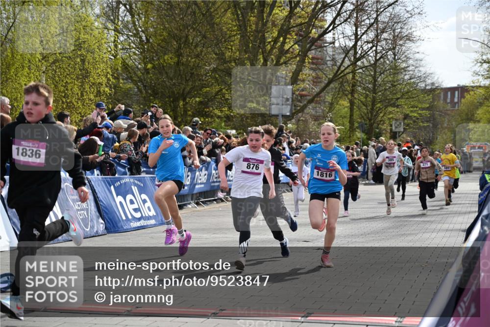 12.04.2026 - 45. Internationalen Wilhelmsburger Insellauf J. Mangold http://msf.ph/oto/9523847 12.04.2026 14:49:12 Ziel 373, 38, 1804, 1836, 5015, 876, 1816, 1815, 428, 385, 371, 433, 487, 887, 73, 1805, 591 meine-sportfotos.de