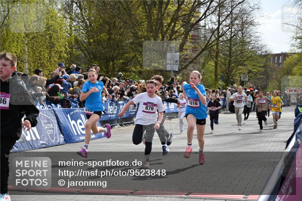12.04.2026 - 45. Internationalen Wilhelmsburger Insellauf J. Mangold http://msf.ph/oto/9523848 12.04.2026 14:49:12 Ziel 373, 38, 1804, 1836, 5015, 876, 1816, 1815, 428, 385, 371, 433, 487, 887, 73, 1805, 591 meine-sportfotos.de