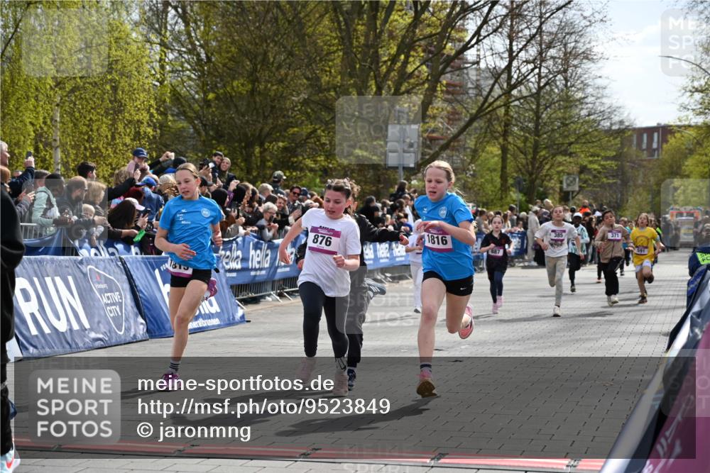 12.04.2026 - 45. Internationalen Wilhelmsburger Insellauf J. Mangold http://msf.ph/oto/9523849 12.04.2026 14:49:12 Ziel 373, 38, 1804, 1836, 5015, 876, 1816, 1815, 428, 385, 371, 433, 487, 887, 73, 1805, 591 meine-sportfotos.de