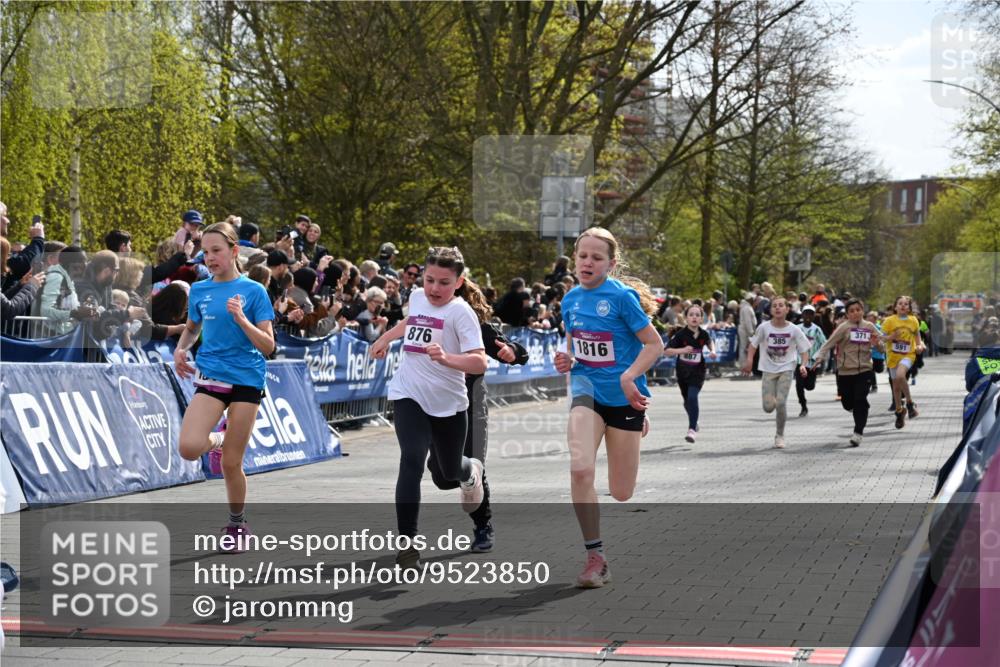 12.04.2026 - 45. Internationalen Wilhelmsburger Insellauf J. Mangold http://msf.ph/oto/9523850 12.04.2026 14:49:12 Ziel 373, 38, 1804, 1836, 5015, 876, 1816, 1815, 428, 385, 371, 433, 487, 887, 73, 1805, 591 meine-sportfotos.de