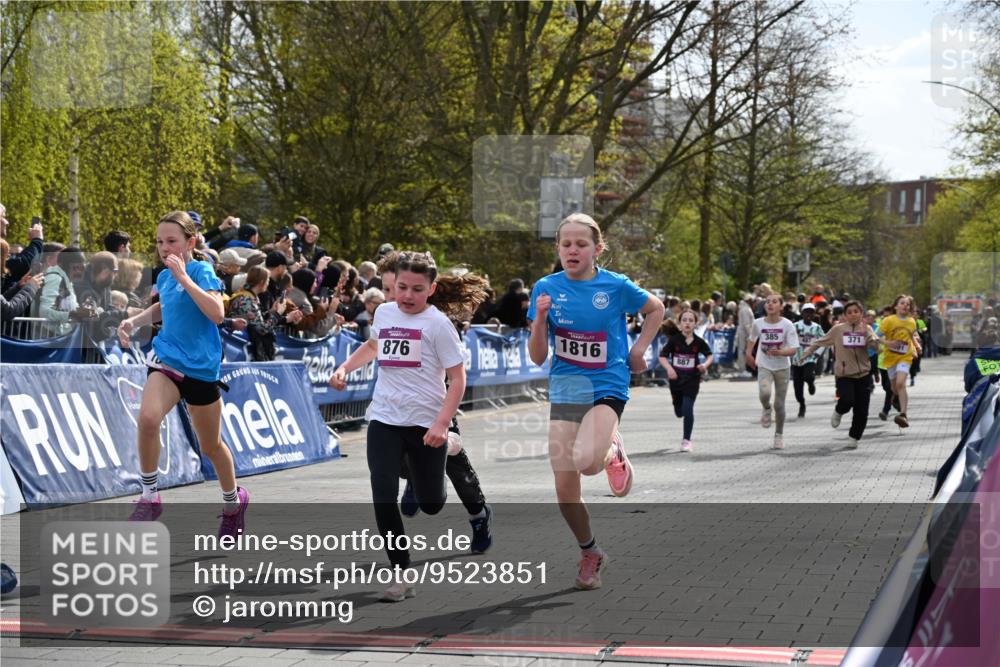 12.04.2026 - 45. Internationalen Wilhelmsburger Insellauf J. Mangold http://msf.ph/oto/9523851 12.04.2026 14:49:12 Ziel 373, 38, 1804, 1836, 5015, 876, 1816, 1815, 428, 385, 371, 433, 487, 887, 73, 1805, 591 meine-sportfotos.de