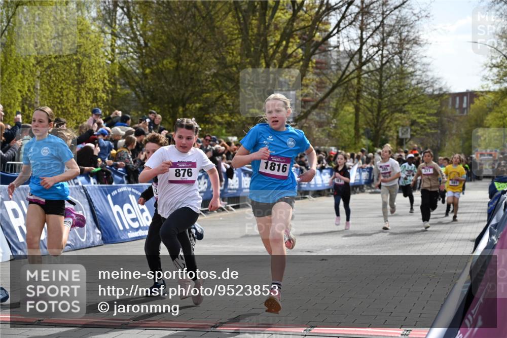 12.04.2026 - 45. Internationalen Wilhelmsburger Insellauf J. Mangold http://msf.ph/oto/9523853 12.04.2026 14:49:12 Ziel 373, 38, 1804, 1836, 5015, 876, 1816, 1815, 428, 385, 371, 433, 487, 887, 73, 1805, 591 meine-sportfotos.de