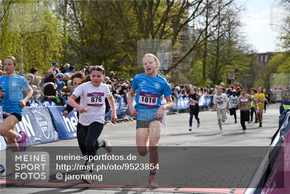 12.04.2026 - 45. Internationalen Wilhelmsburger Insellauf J. Mangold http://msf.ph/oto/9523854 12.04.2026 14:49:12 Ziel 373, 38, 1804, 1836, 5015, 876, 1816, 1815, 428, 385, 371, 433, 487, 887, 73, 1805, 591 meine-sportfotos.de