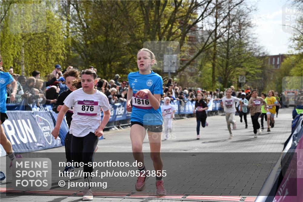 12.04.2026 - 45. Internationalen Wilhelmsburger Insellauf J. Mangold http://msf.ph/oto/9523855 12.04.2026 14:49:12 Ziel 373, 38, 1804, 1836, 5015, 876, 1816, 1815, 428, 385, 371, 433, 487, 887, 73, 1805, 591 meine-sportfotos.de