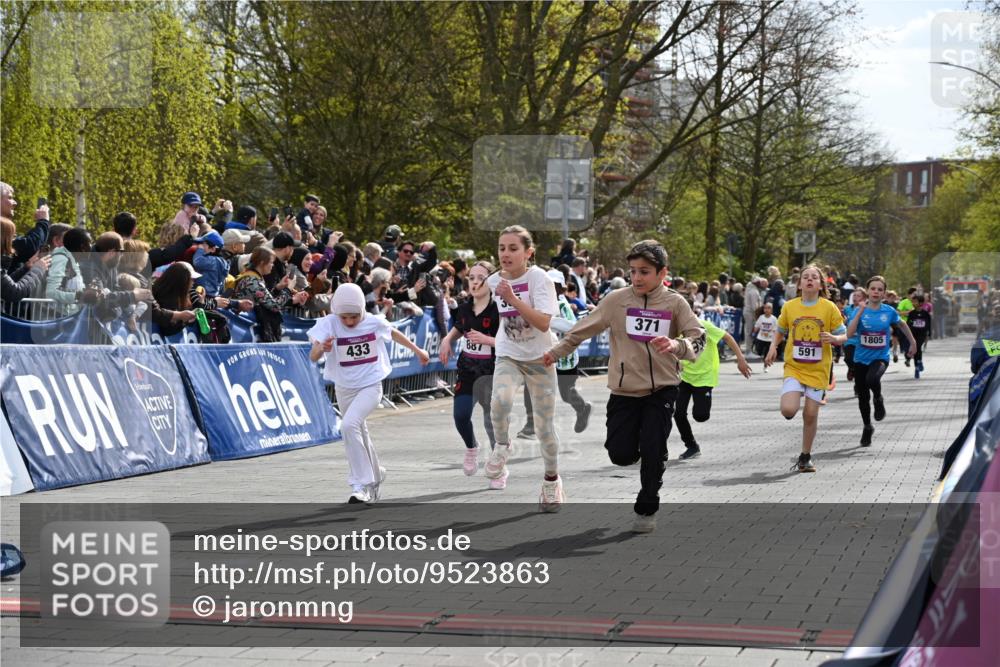 12.04.2026 - 45. Internationalen Wilhelmsburger Insellauf J. Mangold http://msf.ph/oto/9523863 12.04.2026 14:49:14 Ziel 1804, 1836, 5015, 876, 1816, 1815, 428, 385, 371, 433, 487, 887, 73, 1805, 591 meine-sportfotos.de