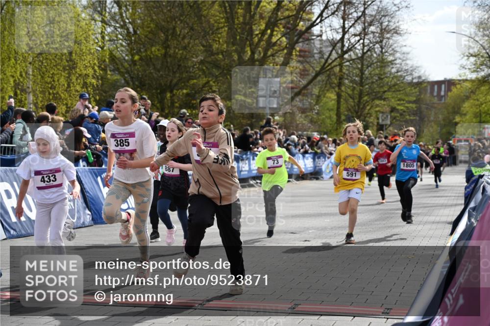 12.04.2026 - 45. Internationalen Wilhelmsburger Insellauf J. Mangold http://msf.ph/oto/9523871 12.04.2026 14:49:15 Ziel 1804, 1836, 5015, 876, 1816, 1815, 428, 385, 371, 433, 487, 887, 73, 1805, 591, 1043, 101 meine-sportfotos.de