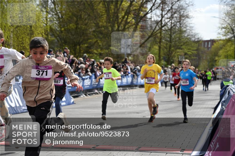 12.04.2026 - 45. Internationalen Wilhelmsburger Insellauf J. Mangold http://msf.ph/oto/9523873 12.04.2026 14:49:15 Ziel 1804, 1836, 5015, 876, 1816, 1815, 428, 385, 371, 433, 487, 887, 73, 1805, 591, 1043, 101 meine-sportfotos.de