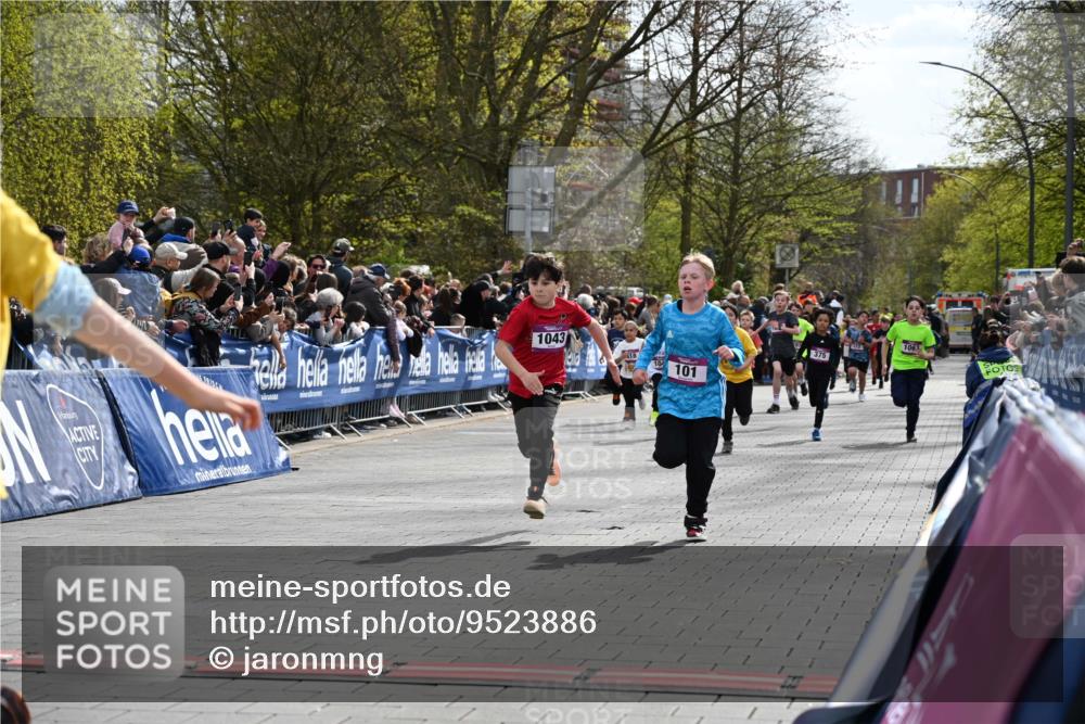 12.04.2026 - 45. Internationalen Wilhelmsburger Insellauf J. Mangold http://msf.ph/oto/9523886 12.04.2026 14:49:18 Ziel 385, 371, 433, 487, 887, 73, 1805, 591, 1043, 101, 1063, 1048, 601, 418, 684, 597, 1823 meine-sportfotos.de