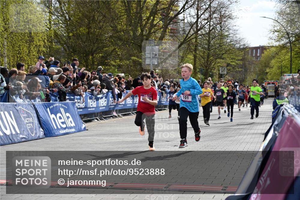12.04.2026 - 45. Internationalen Wilhelmsburger Insellauf J. Mangold http://msf.ph/oto/9523888 12.04.2026 14:49:18 Ziel 385, 371, 433, 487, 887, 73, 1805, 591, 1043, 101, 1063, 1048, 601, 418, 684, 597, 1823 meine-sportfotos.de