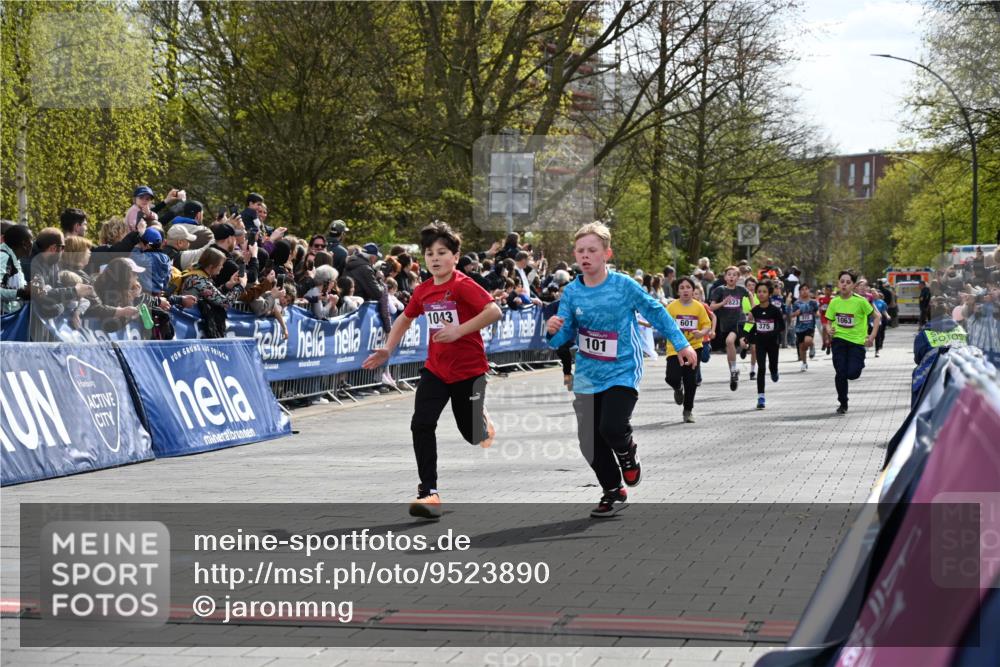 12.04.2026 - 45. Internationalen Wilhelmsburger Insellauf J. Mangold http://msf.ph/oto/9523890 12.04.2026 14:49:18 Ziel 385, 371, 433, 487, 887, 73, 1805, 591, 1043, 101, 1063, 1048, 601, 418, 684, 597, 1823 meine-sportfotos.de