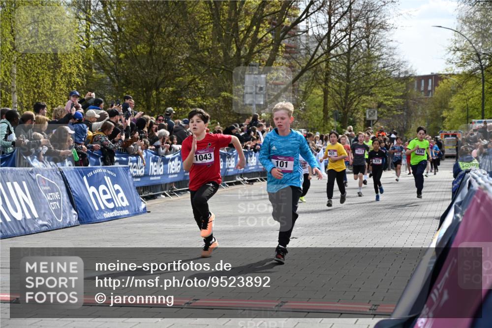 12.04.2026 - 45. Internationalen Wilhelmsburger Insellauf J. Mangold http://msf.ph/oto/9523892 12.04.2026 14:49:18 Ziel 385, 371, 433, 487, 887, 73, 1805, 591, 1043, 101, 1063, 1048, 601, 418, 684, 597, 1823 meine-sportfotos.de
