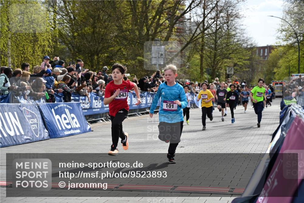 12.04.2026 - 45. Internationalen Wilhelmsburger Insellauf J. Mangold http://msf.ph/oto/9523893 12.04.2026 14:49:18 Ziel 385, 371, 433, 487, 887, 73, 1805, 591, 1043, 101, 1063, 1048, 601, 418, 684, 597, 1823 meine-sportfotos.de