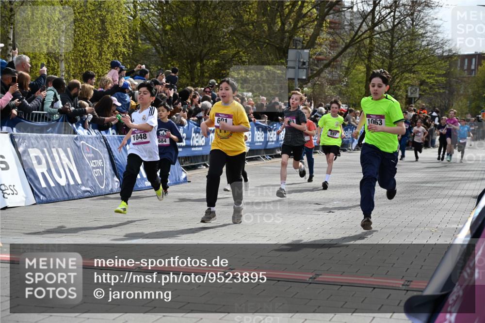 12.04.2026 - 45. Internationalen Wilhelmsburger Insellauf J. Mangold http://msf.ph/oto/9523895 12.04.2026 14:49:21 Ziel 1043, 101, 1063, 1048, 601, 418, 684, 597, 1823, 375, 2 meine-sportfotos.de