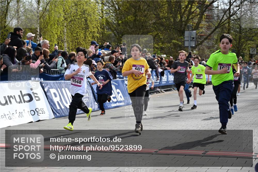 12.04.2026 - 45. Internationalen Wilhelmsburger Insellauf J. Mangold http://msf.ph/oto/9523899 12.04.2026 14:49:21 Ziel 1043, 101, 1063, 1048, 601, 418, 684, 597, 1823, 375, 2 meine-sportfotos.de