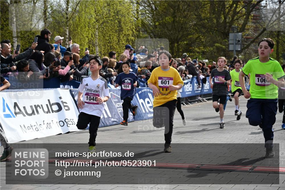 12.04.2026 - 45. Internationalen Wilhelmsburger Insellauf J. Mangold http://msf.ph/oto/9523901 12.04.2026 14:49:21 Ziel 1043, 101, 1063, 1048, 601, 418, 684, 597, 1823, 375, 2 meine-sportfotos.de