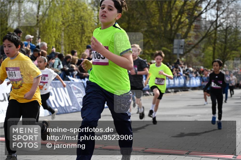 12.04.2026 - 45. Internationalen Wilhelmsburger Insellauf J. Mangold http://msf.ph/oto/9523906 12.04.2026 14:49:22 Ziel 1043, 101, 1063, 1048, 601, 418, 684, 597, 1823, 375, 2, 896, 372, 1055, 51 meine-sportfotos.de