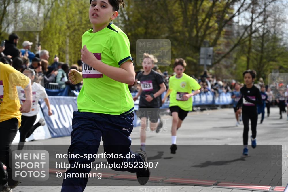 12.04.2026 - 45. Internationalen Wilhelmsburger Insellauf J. Mangold http://msf.ph/oto/9523907 12.04.2026 14:49:22 Ziel 1043, 101, 1063, 1048, 601, 418, 684, 597, 1823, 375, 2, 896, 372, 1055, 51 meine-sportfotos.de