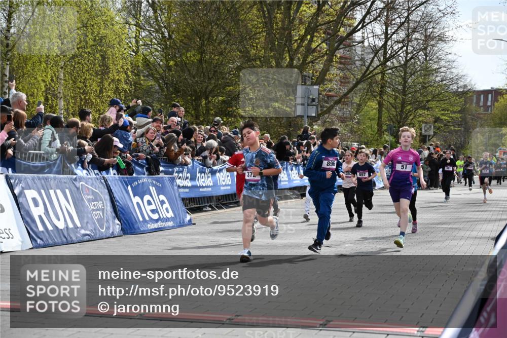 12.04.2026 - 45. Internationalen Wilhelmsburger Insellauf J. Mangold http://msf.ph/oto/9523919 12.04.2026 14:49:25 Ziel 1063, 1048, 601, 418, 684, 597, 1823, 375, 2, 896, 372, 1055, 51, 693, 1817, 100, 855, 897, 353, 666, 1827, 378 meine-sportfotos.de