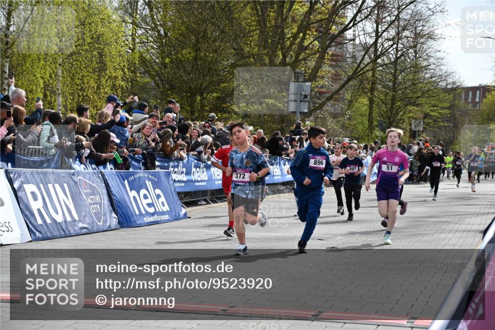 12.04.2026 - 45. Internationalen Wilhelmsburger Insellauf J. Mangold http://msf.ph/oto/9523920 12.04.2026 14:49:25 Ziel 1063, 1048, 601, 418, 684, 597, 1823, 375, 2, 896, 372, 1055, 51, 693, 1817, 100, 855, 897, 353, 666, 1827, 378 meine-sportfotos.de