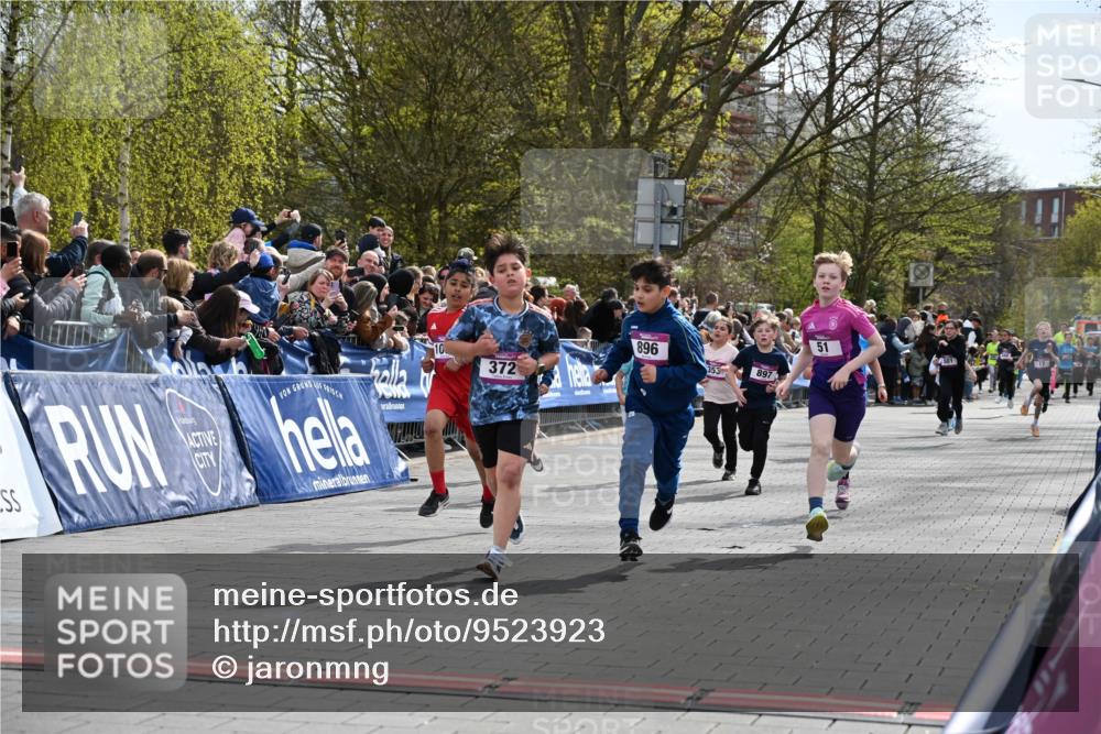 12.04.2026 - 45. Internationalen Wilhelmsburger Insellauf J. Mangold http://msf.ph/oto/9523923 12.04.2026 14:49:25 Ziel 1063, 1048, 601, 418, 684, 597, 1823, 375, 2, 896, 372, 1055, 51, 693, 1817, 100, 855, 897, 353, 666, 1827, 378 meine-sportfotos.de