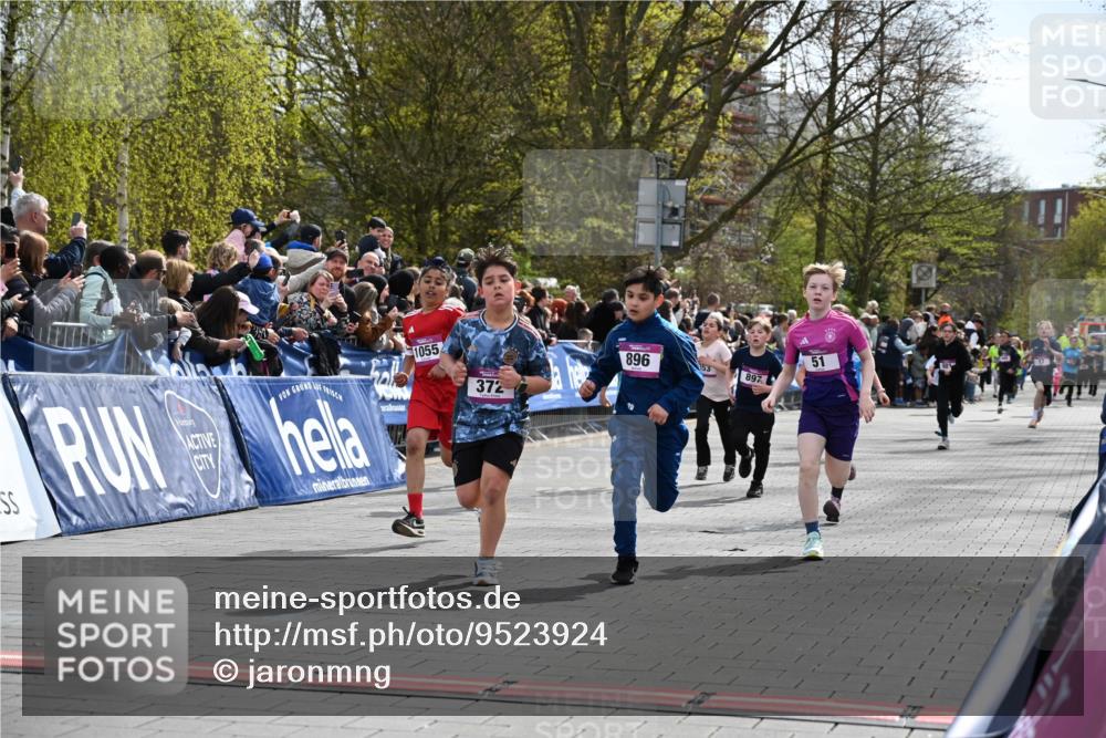 12.04.2026 - 45. Internationalen Wilhelmsburger Insellauf J. Mangold http://msf.ph/oto/9523924 12.04.2026 14:49:25 Ziel 1063, 1048, 601, 418, 684, 597, 1823, 375, 2, 896, 372, 1055, 51, 693, 1817, 100, 855, 897, 353, 666, 1827, 378 meine-sportfotos.de