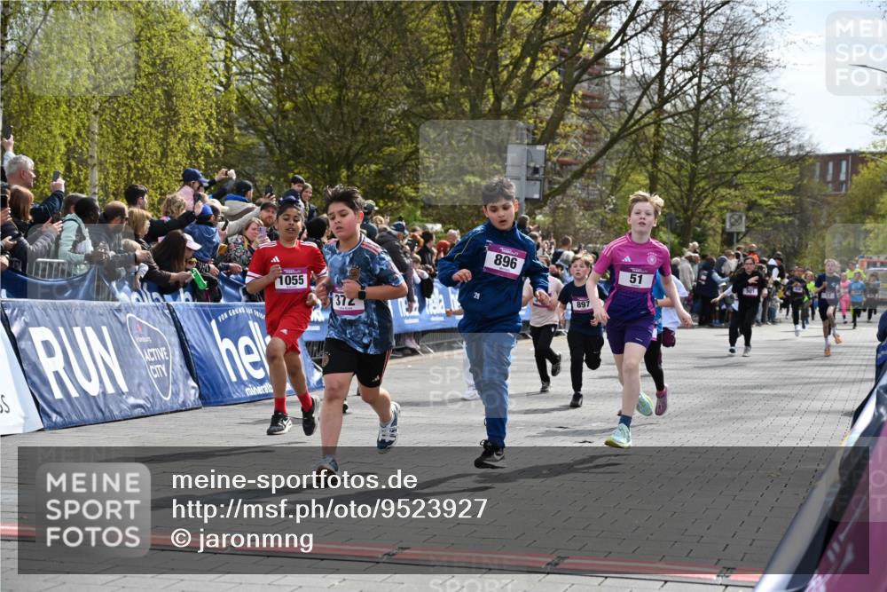 12.04.2026 - 45. Internationalen Wilhelmsburger Insellauf J. Mangold http://msf.ph/oto/9523927 12.04.2026 14:49:25 Ziel 1063, 1048, 601, 418, 684, 597, 1823, 375, 2, 896, 372, 1055, 51, 693, 1817, 100, 855, 897, 353, 666, 1827, 378 meine-sportfotos.de