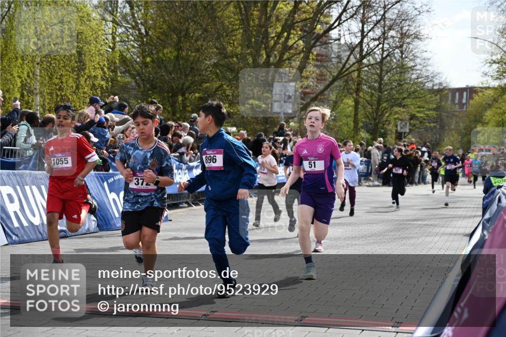 12.04.2026 - 45. Internationalen Wilhelmsburger Insellauf J. Mangold http://msf.ph/oto/9523929 12.04.2026 14:49:26 Ziel 418, 684, 597, 1823, 375, 2, 896, 372, 1055, 51, 693, 1817, 100, 855, 897, 353, 666, 1827, 378, 17, 501 meine-sportfotos.de