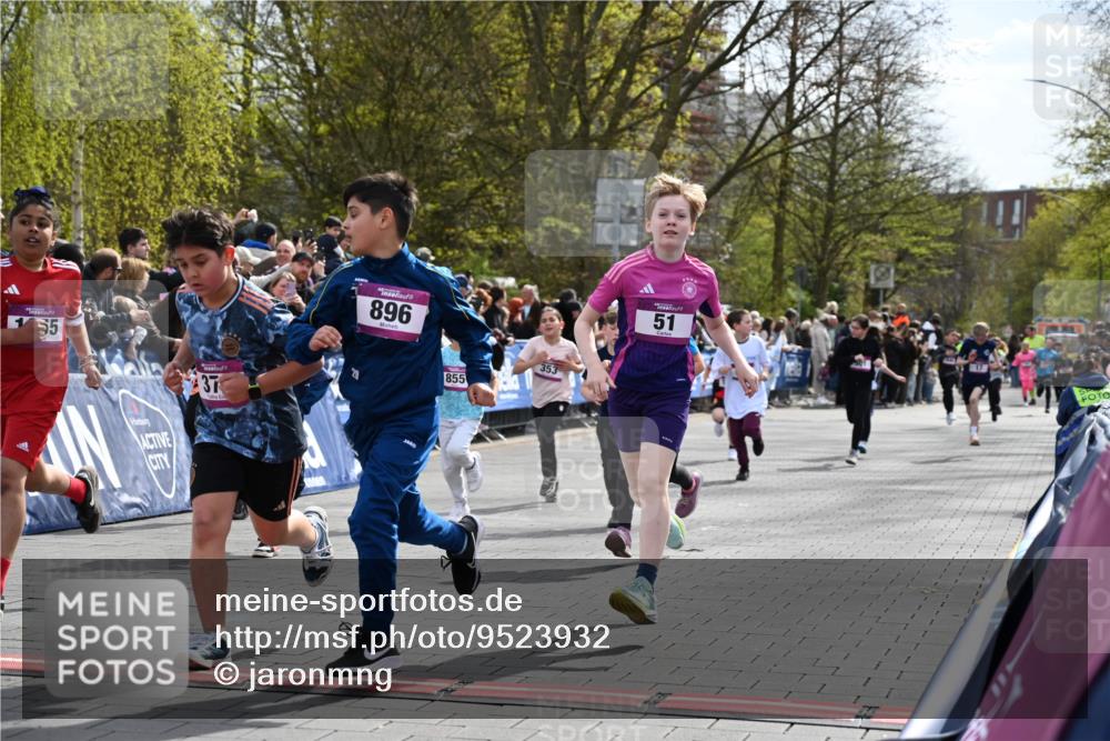 12.04.2026 - 45. Internationalen Wilhelmsburger Insellauf J. Mangold http://msf.ph/oto/9523932 12.04.2026 14:49:26 Ziel 418, 684, 597, 1823, 375, 2, 896, 372, 1055, 51, 693, 1817, 100, 855, 897, 353, 666, 1827, 378, 17, 501 meine-sportfotos.de