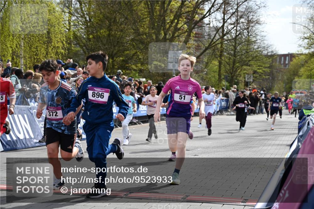 12.04.2026 - 45. Internationalen Wilhelmsburger Insellauf J. Mangold http://msf.ph/oto/9523933 12.04.2026 14:49:26 Ziel 418, 684, 597, 1823, 375, 2, 896, 372, 1055, 51, 693, 1817, 100, 855, 897, 353, 666, 1827, 378, 17, 501 meine-sportfotos.de