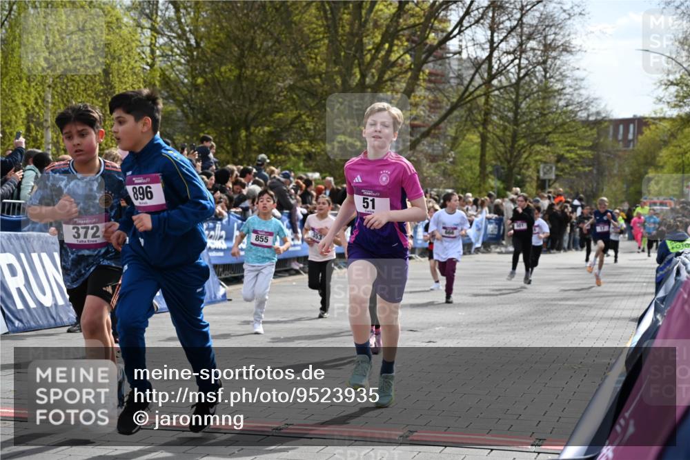 12.04.2026 - 45. Internationalen Wilhelmsburger Insellauf J. Mangold http://msf.ph/oto/9523935 12.04.2026 14:49:26 Ziel 418, 684, 597, 1823, 375, 2, 896, 372, 1055, 51, 693, 1817, 100, 855, 897, 353, 666, 1827, 378, 17, 501 meine-sportfotos.de