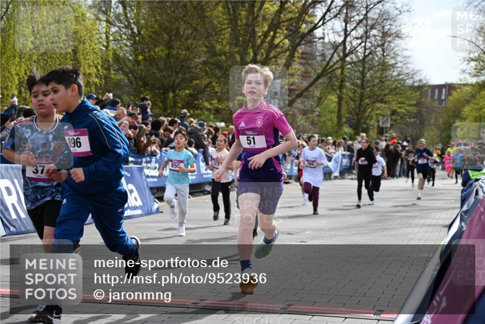 12.04.2026 - 45. Internationalen Wilhelmsburger Insellauf J. Mangold http://msf.ph/oto/9523936 12.04.2026 14:49:26 Ziel 418, 684, 597, 1823, 375, 2, 896, 372, 1055, 51, 693, 1817, 100, 855, 897, 353, 666, 1827, 378, 17, 501 meine-sportfotos.de