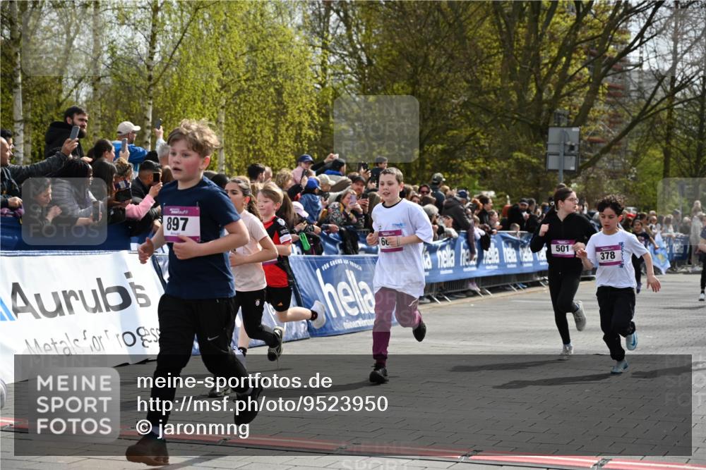 12.04.2026 - 45. Internationalen Wilhelmsburger Insellauf J. Mangold http://msf.ph/oto/9523950 12.04.2026 14:49:29 Ziel 896, 372, 1055, 51, 693, 1817, 100, 855, 897, 353, 666, 1827, 378, 17, 501, 586, 1809, 440 meine-sportfotos.de