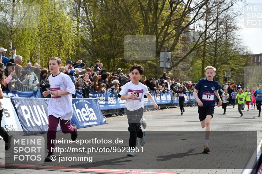 12.04.2026 - 45. Internationalen Wilhelmsburger Insellauf J. Mangold http://msf.ph/oto/9523951 12.04.2026 14:49:29 Ziel 896, 372, 1055, 51, 693, 1817, 100, 855, 897, 353, 666, 1827, 378, 17, 501, 586, 1809, 440 meine-sportfotos.de