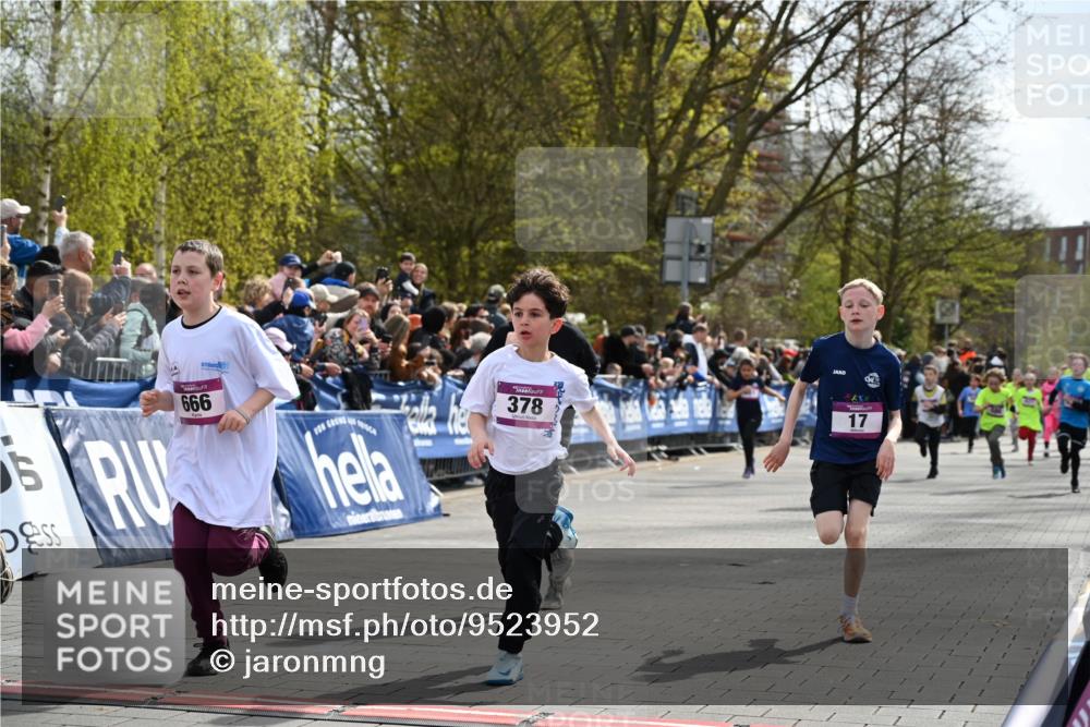 12.04.2026 - 45. Internationalen Wilhelmsburger Insellauf J. Mangold http://msf.ph/oto/9523952 12.04.2026 14:49:29 Ziel 896, 372, 1055, 51, 693, 1817, 100, 855, 897, 353, 666, 1827, 378, 17, 501, 586, 1809, 440 meine-sportfotos.de
