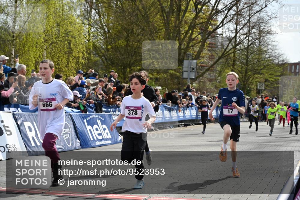 12.04.2026 - 45. Internationalen Wilhelmsburger Insellauf J. Mangold http://msf.ph/oto/9523953 12.04.2026 14:49:29 Ziel 896, 372, 1055, 51, 693, 1817, 100, 855, 897, 353, 666, 1827, 378, 17, 501, 586, 1809, 440 meine-sportfotos.de